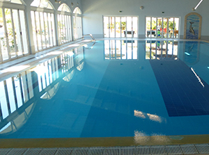 Indoor pool at Oasis Parque that is heated in winter