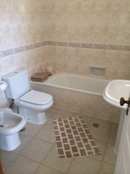 Family bathroom 1 of a portugese villa for hire in Portimao, Alvor, Algarve