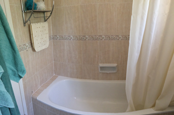 Family bathroom 1 of a portugese villa for hire in Portimao, Alvor, Algarve