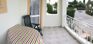 Kitchen view to dining room in algarve villa for hire